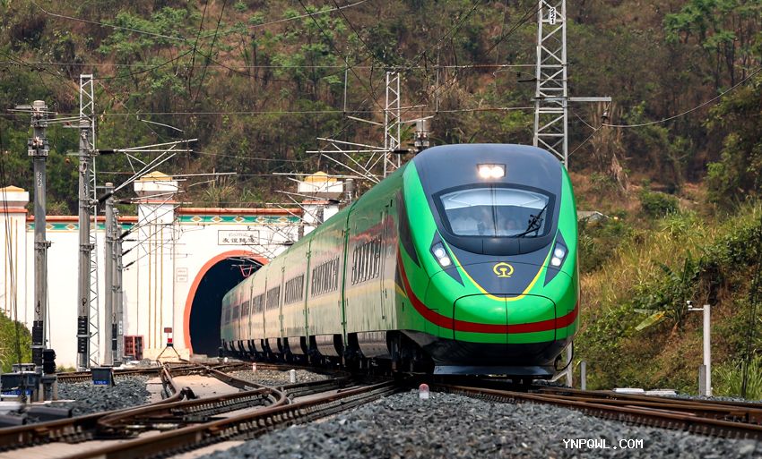 中老鐵路國(guó)際旅客列車(chē)開(kāi)行后客流量火爆