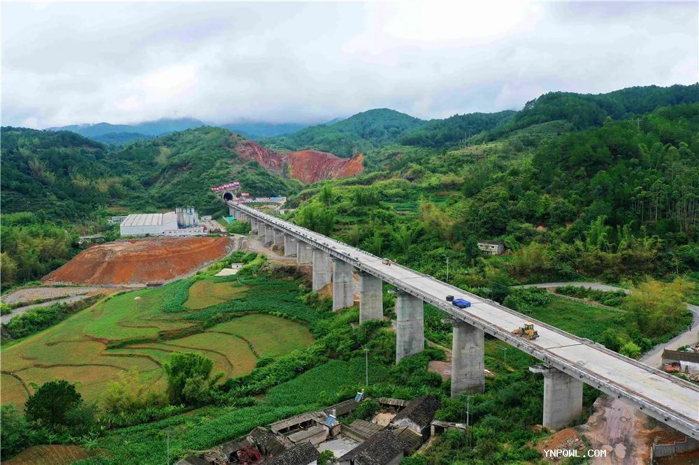 通過加裝“新引擎”中國中鐵在西部地區(qū)的運(yùn)輸迎來機(jī)遇